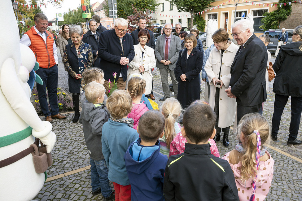 Bundespräsident Frank-Walter Steinmeier und Elke Büdenbender bei der Begegnung mit einer Kindergruppe beim Rundgang durch den sanierten Stadtkern von Beelitz