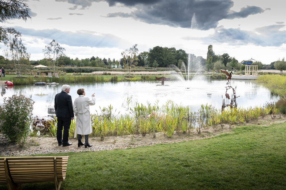 Bundespräsident Frank-Walter Steinmeier und Elke Büdenbender vor dem neu angelegten Mühlenteich beim Besuch der Landesgartenschau 2022 in Beelitz