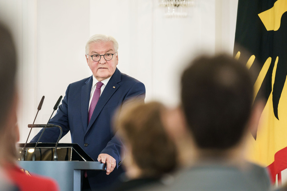 Bundespräsident Frank-Walter Steinmeier hält eine Ansprache zur Verleihung des Verdienstordens der Bundesrepublik Deutschland zum Tag der Deutschen Einheit im Großen Saal in Schloss Bellevue