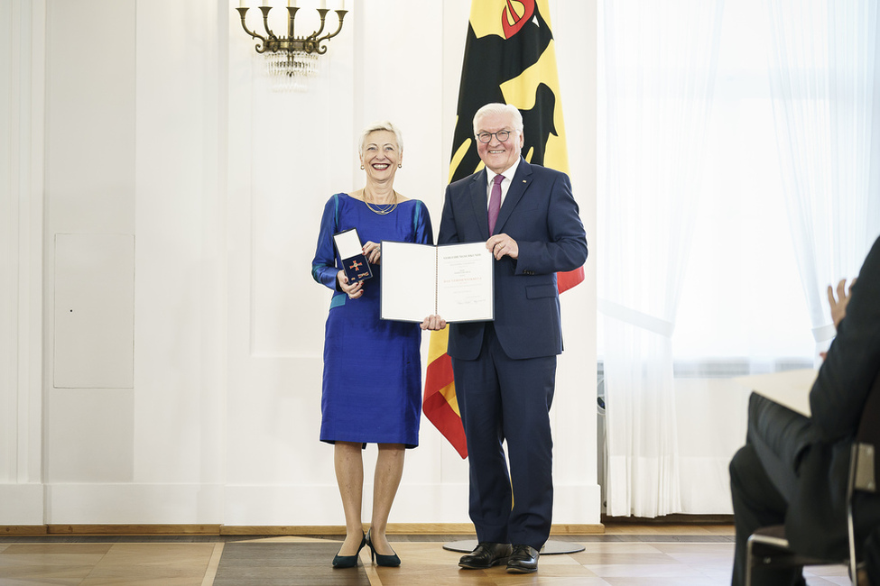 Bundespräsident Frank-Walter Steinmeier bei der Verleihung des Verdienstkreuzes 1. Klasse des Verdienstordens der Bundesrepublik Deutschland an Marieluise Beck zum Tag der Deutschen Einheit im Großen Saal in Schloss Bellevue