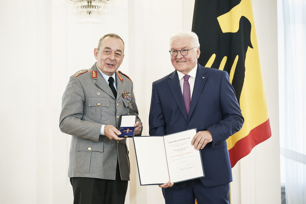 Bundespräsident Frank-Walter Steinmeier bei der Verleihung des Verdienstkreuzes 1. Klasse des Verdienstordens der Bundesrepublik Deutschland an Generalleutnant Carsten Breuer zum Tag der Deutschen Einheit im Großen Saal in Schloss Bellevue