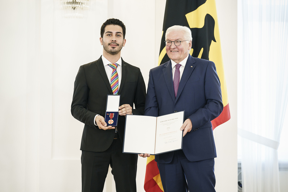 Bundespräsident Frank-Walter Steinmeier bei der Verleihung der Verdienstmedaille des Verdienstordens der Bundesrepublik Deutschland an Ali Can zum Tag der Deutschen Einheit im Großen Saal in Schloss Bellevue