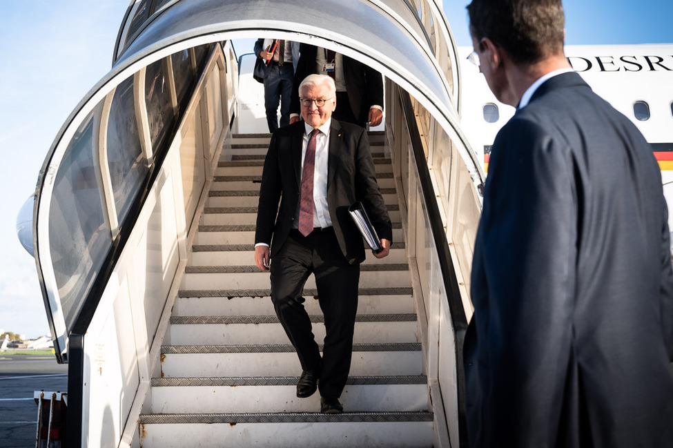 Bundespräsident Frank-Walter Steinmeier bei der Ankunft auf dem Flughafen in Luqa/Malta