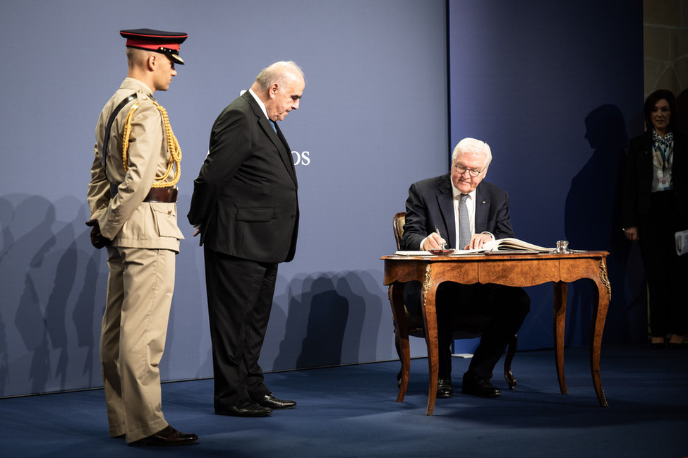 Bundespräsident Frank-Walter Steinmeier bei der Eintragung in das Gästebuch beim 17. Arraiolos-Treffen der nicht-exekutiven Staatsoberhäupter der Europäischen Union im Mediterranean Conference Centre in Valletta/Malta