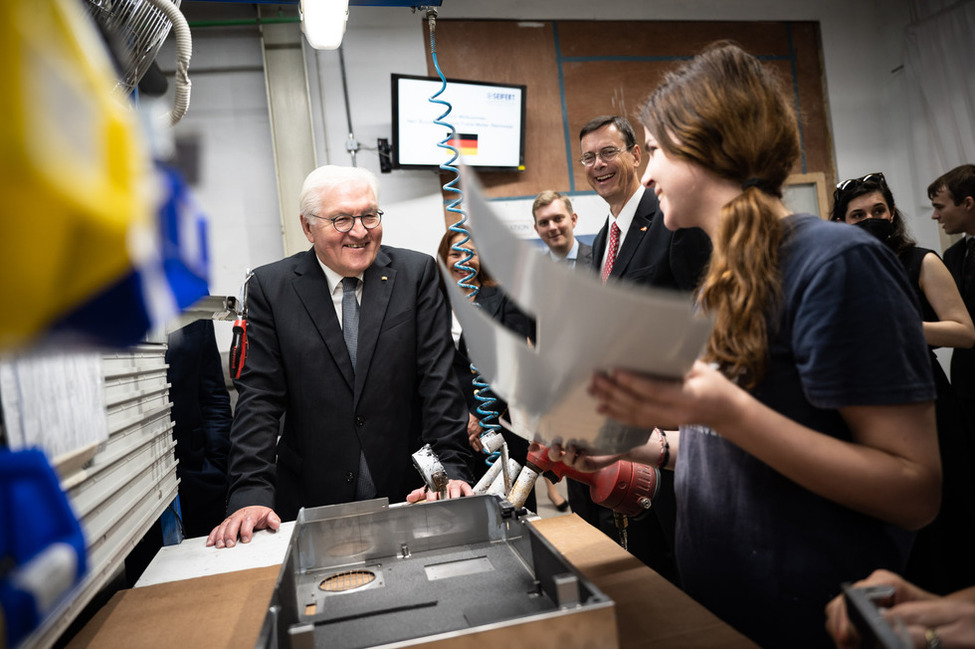Bundespräsident Frank-Walter Steinmeier im Austausch mit Mitarbeiterinnen und Mitarbeitern bei der Besichtigung der Fertigungsstätte des Unternehmens Seifert in Birżebbuġa/Malta