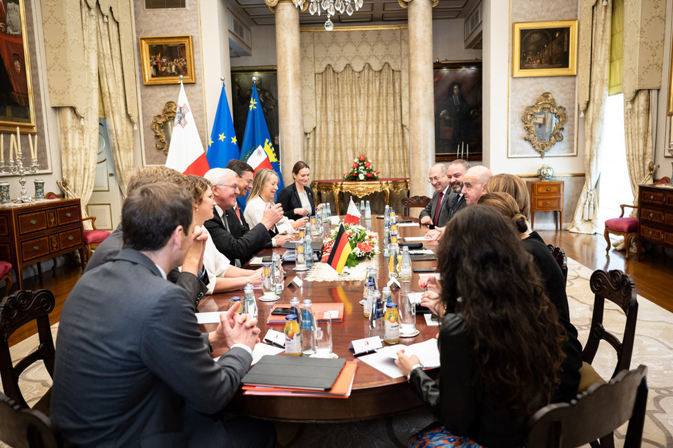 Bundespräsident Frank-Walter Steinmeier im Gespräch im erweiterten Kreis mit dem Präsidenten der Republik Malta, George Vella, im San Anton Palast in Attard/Malta
