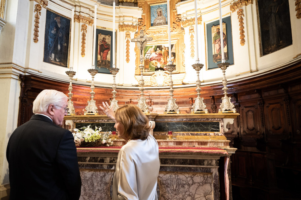 Bundespräsident Frank-Walter Steinmeier bei einer Führung durch die Kirche Maria vom Siege durch die Kuratorin Simone Mizzi in Valletta/Malta