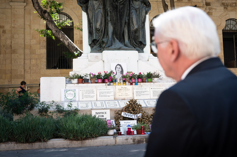 Bundespräsident Frank-Walter Steinmeier beim Innehalten am Denkmal der ermordeten Journalistin Daphne Galizia beim Gang durch Valletta in Malta
