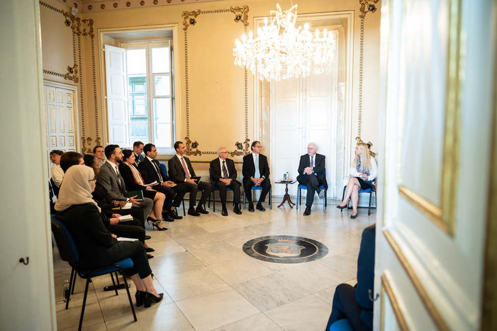 Bundespräsident Frank-Walter Steinmeier im Austausch mit Studentinnen und Studenten der Mediterranean Academy of Diplomatic beim Besuch des Deutsch-Maltesischen Zirkels in Valletta/Malta