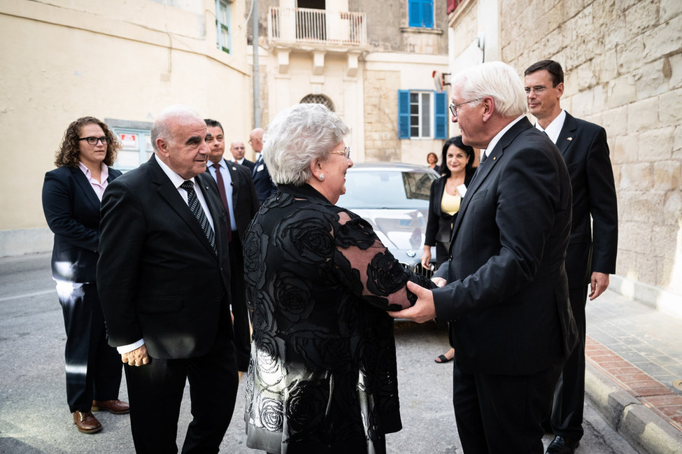 Bundespräsident Frank-Walter Steinmeier bei der Begrüßung des Präsidenten der Republik Malta, George William Vella, und seiner Frau Miriam Vella zum Empfang in der Residenz des deutschen Botschafters in Valletta/Malta