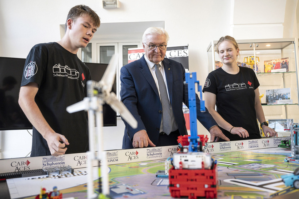 Bundespräsident Frank-Walter Steinmeier bei einer Vorführung des schuleigenen Roboteringenieurclubs "CaroAces" im Gymnasium Carolinum in Neustrelitz