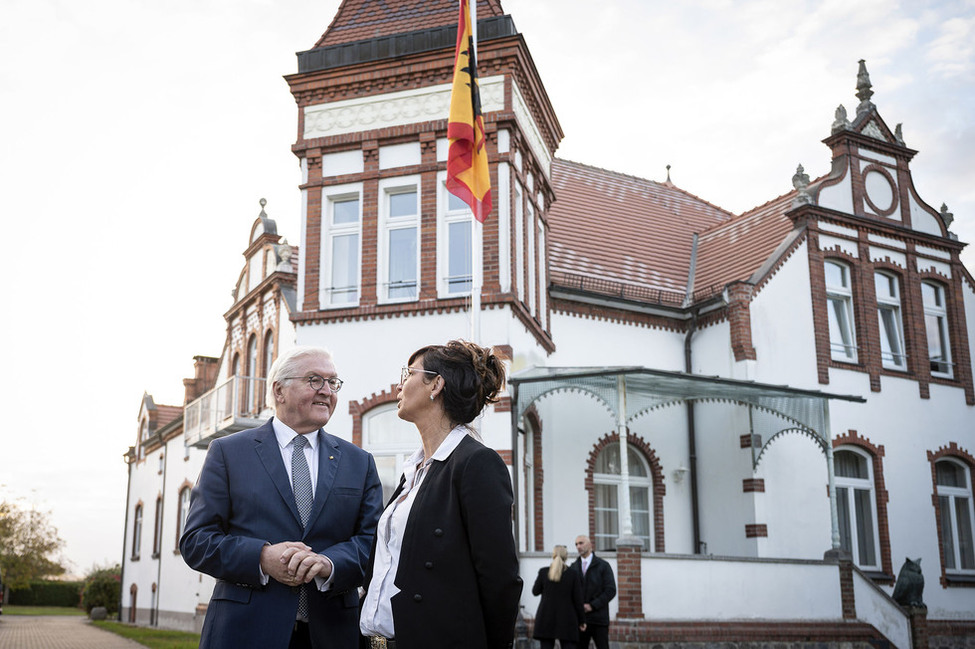 Bundespräsident Frank-Walter Steinmeier beim Eintreffen am Hotel Alter Kornspeicher in Neustrelitz, dem vorübergehenden Amtssitz des Bundespräsidenten, und der Begrüßung durch die Hotel-Geschäftsführerin Carolin Töllner-Lichterfeld