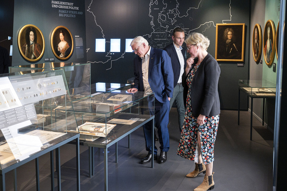 Bundespräsident Frank-Walter Steinmeier bei einem Rundgang durch die Dauerausstellung zu 300 Jahre Geschichte des Landes Mecklenburg-Strelitz im Museumsbereich des Kulturquartiers in Neustrelitz