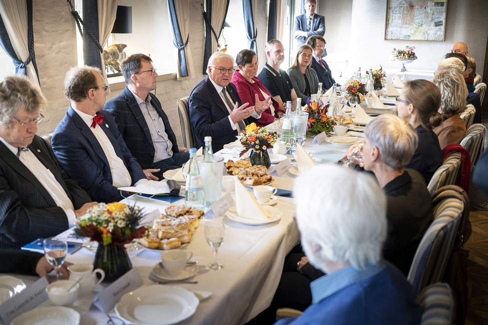 Bundespräsident Frank-Walter Steinmeier bei der Diskussion mit Bürgerinnen und Bürgern an seiner "Kaffeetafel kontrovers" zu lokalen Themen in Neustrelitz