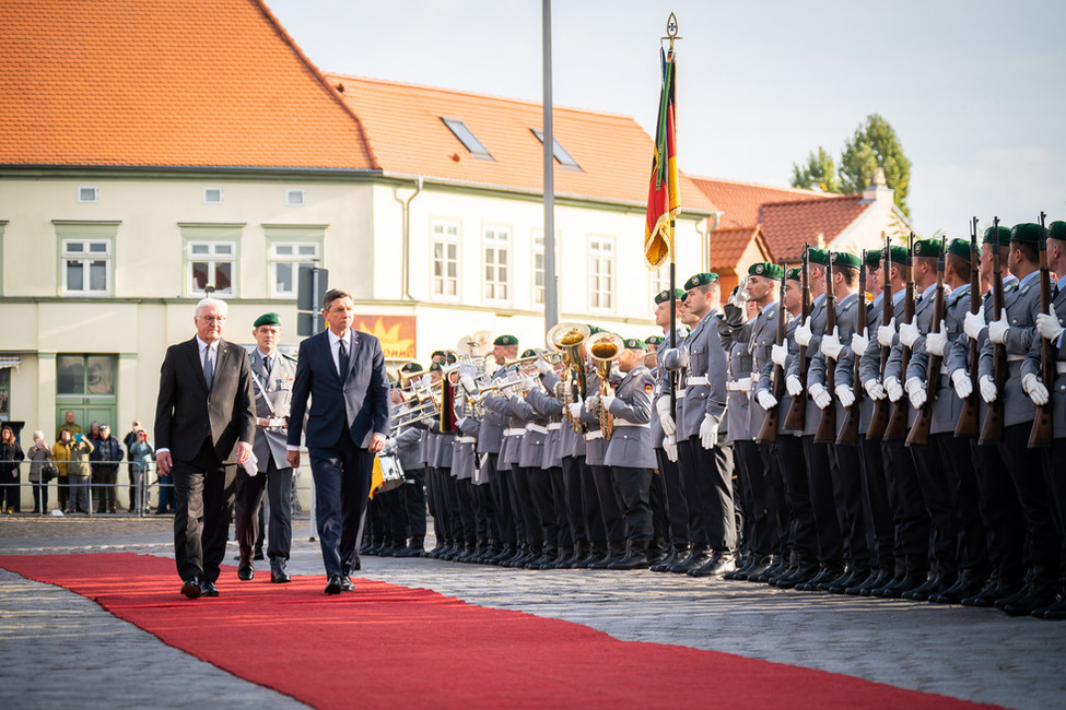 Bundespräsident Frank-Walter Steinmeier beim Abschreiten der Ehrenformation bei der Begrüßung des Präsidenten der Republik Slowenien, Borut Pahor, mit militärischen Ehren auf dem Marktplatz in Neustrelitz