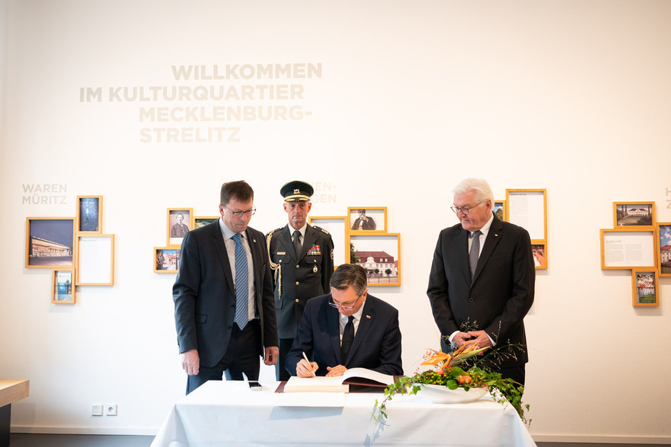 Bundespräsident Frank-Walter Steinmeier bei der Eintragung in das Goldene Buch der Stadt Neustrelitz durch den Präsidenten der Republik Slowenien, Borut Pahor