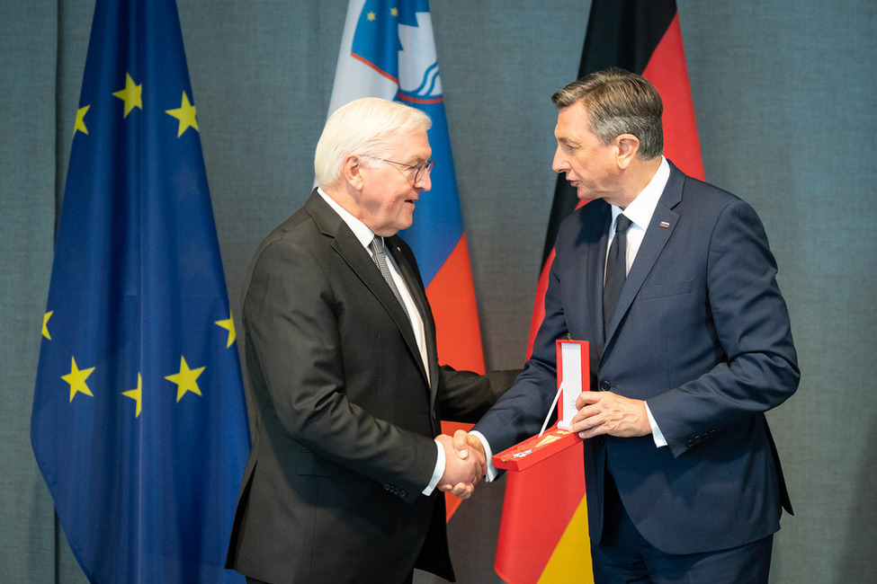 Verleihung des Ordens für besondere Verdienste der Republik Slowenien durch den Präsidenten Borut Pahor an Bundespräsident Frank-Walter Steinmeier in Neustrelitz