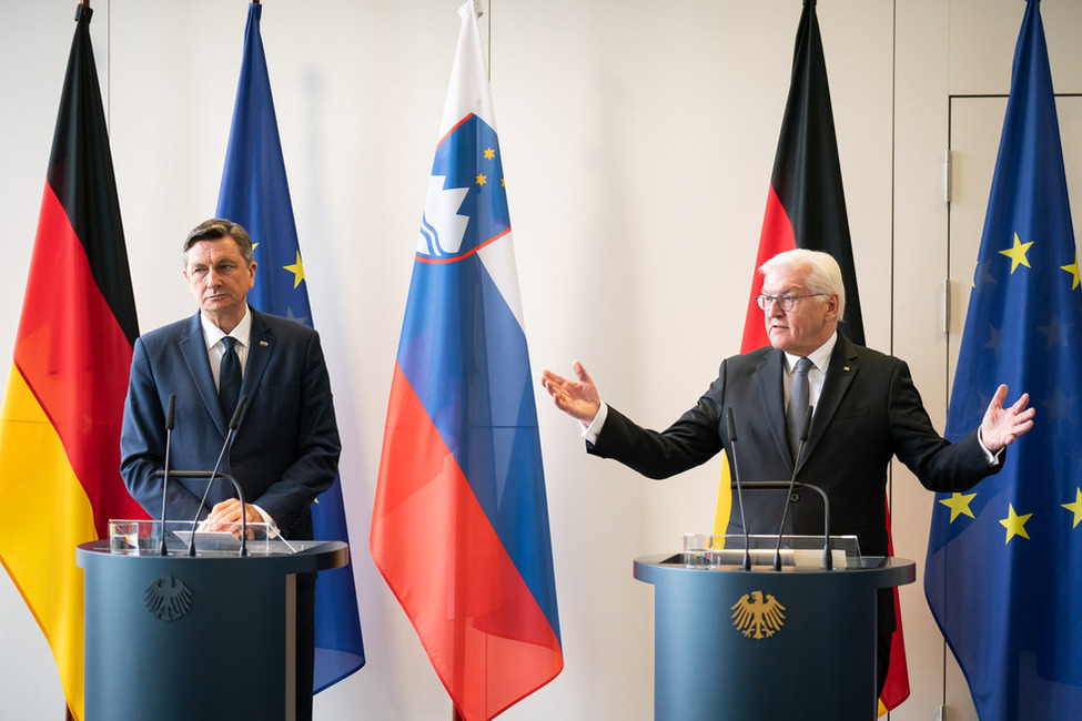 Bundespräsident Frank-Walter Steinmeier bei einer gemeinsamem Pressekonferenz mit dem Präsidenten der Republik Slowenien, Borut Pahor, während seiner 'Ortszeit' in Neustrelitz