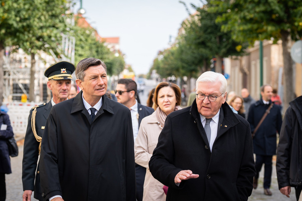 Bundespräsident Frank-Walter Steinmeier beim Gang durch die Stadt Neustrelitz mit dem Präsidenten der Republik Slowenien, Borut Pahor