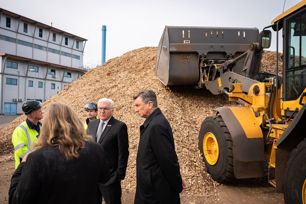 Bundespräsident Frank-Walter Steinmeier beim Besuch des Biomasse-Heizkraftwerkes der Stadtwerke Neustrelitz gemeinsam mit dem Präsidenten der Republik Slowenien, Borut Pahor