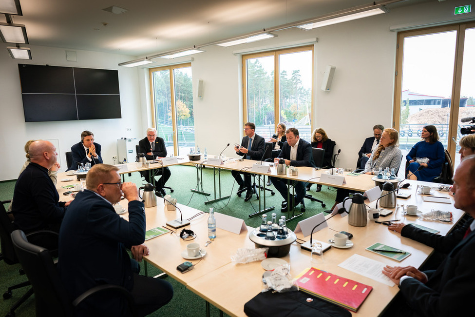 Bundespräsident Frank-Walter Steinmeier, Präsident Borut Pahor und Ministerin Simone Oldenburg bei einer Gesprächsrunde mit Vertretern des Mittelstands zu aktuellen Fragen und Maßnahmen der Energieversorgung auf kommunaler Ebene in Neustrelitz