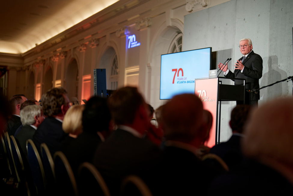 Bundespräsident Frank-Walter Steinmeier bei einer Ansprache beim Festakt zum 70-jährigen Jubiläum der Atlantik-Brücke in der Großen Orangerie am Schloss Charlottenburg in Berlin