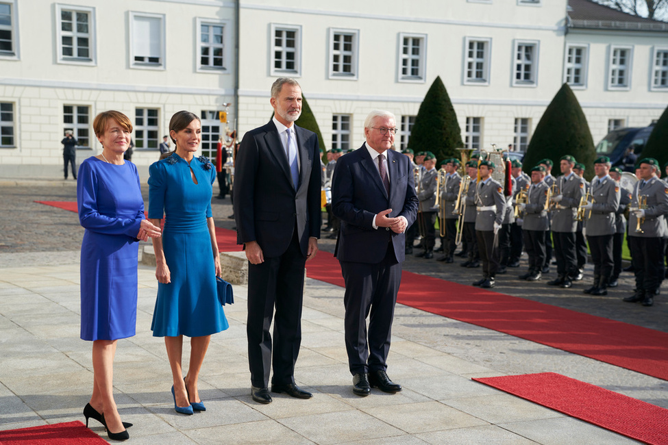 Bundespräsident Frank-Walter Steinmeier und Elke Büdenbender bei der Begrüßung von König Felipe VI. und Königin Letizia von Spanien mit militärischen Ehren zum Staatsbesuch im Ehrenhof von Schloss Bellevue