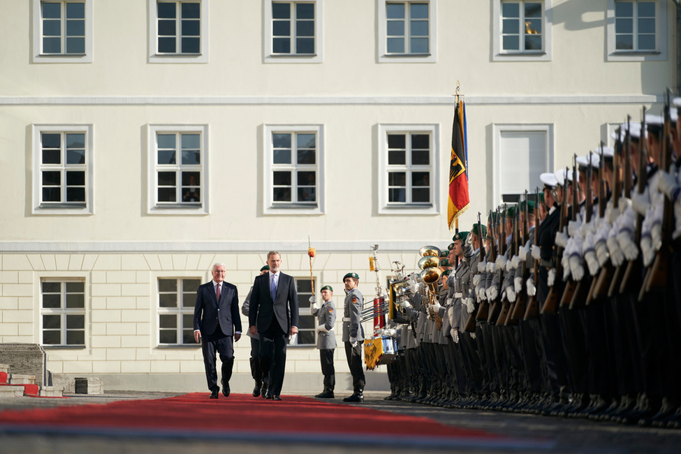 Bundespräsident Frank-Walter Steinmeier und König Felipe VI. von Spanien beim Abschreiten der Ehrenformation bei der Begrüßung mit militärischen Ehren zum Staatsbesuch im Ehrenhof von Schloss Bellevue