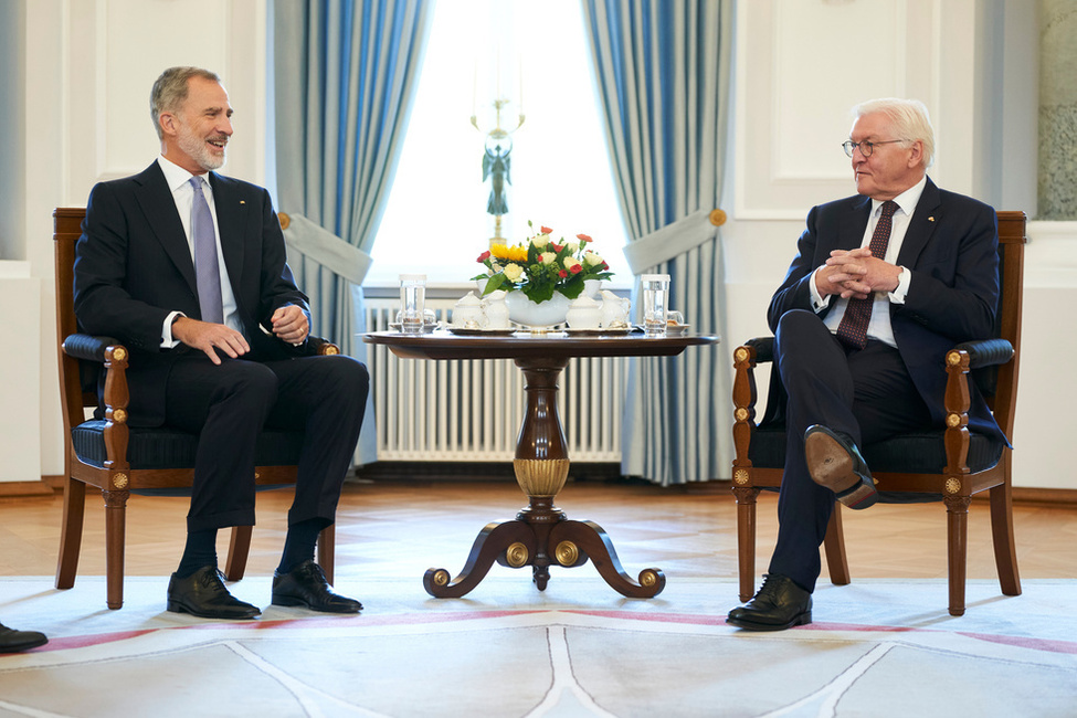 Bundespräsident Frank-Walter Steinmeier im Gespräch mit König Felipe VI. von Spanien im Langhanssaal in Schloss Bellevue