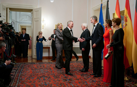 Bundespräsident Frank-Walter Steinmeier beim Defilee zum Staatsbankett zu Ehren von König Felipe VI. und Königin Letizia von Spanien in Schloss Bellevue