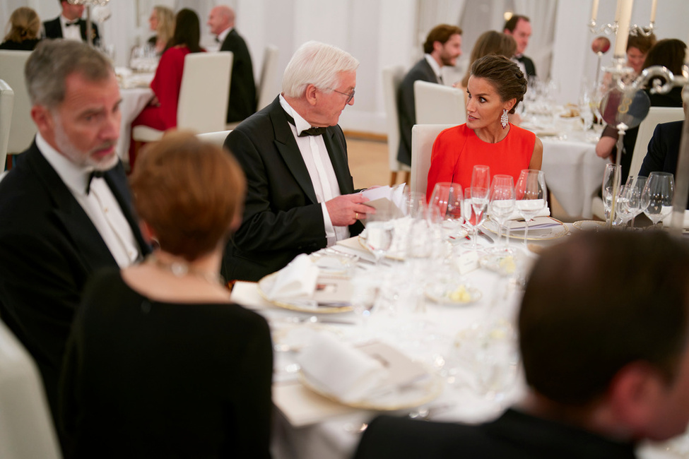 Bundespräsident Frank-Walter Steinmeier im Austausch mit Gästen beim Staatsbankett zu Ehren von König Felipe VI. und Königin Letizia von Spanien im Großen Saal in Schloss Bellevue