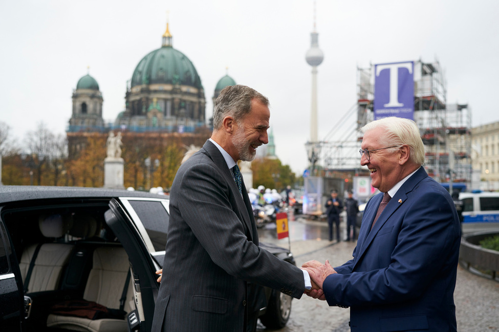 Bundespräsident Frank-Walter Steinmeier begrüßt König Felipe VI. von Spanien vor der gemeinsamen Teilnahme am Deutsch-Spanischen Forum in der Bertelsmann Repräsentanz in Berlin