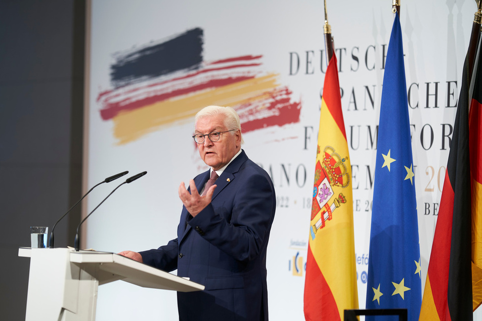 Bundespräsident Frank-Walter Steinmeier hält eine Ansprache beim Deutsch-Spanischen Forum in der Bertelsmann Repräsentanz in Berlin im Beisein von König Felipe VI. von Spanien