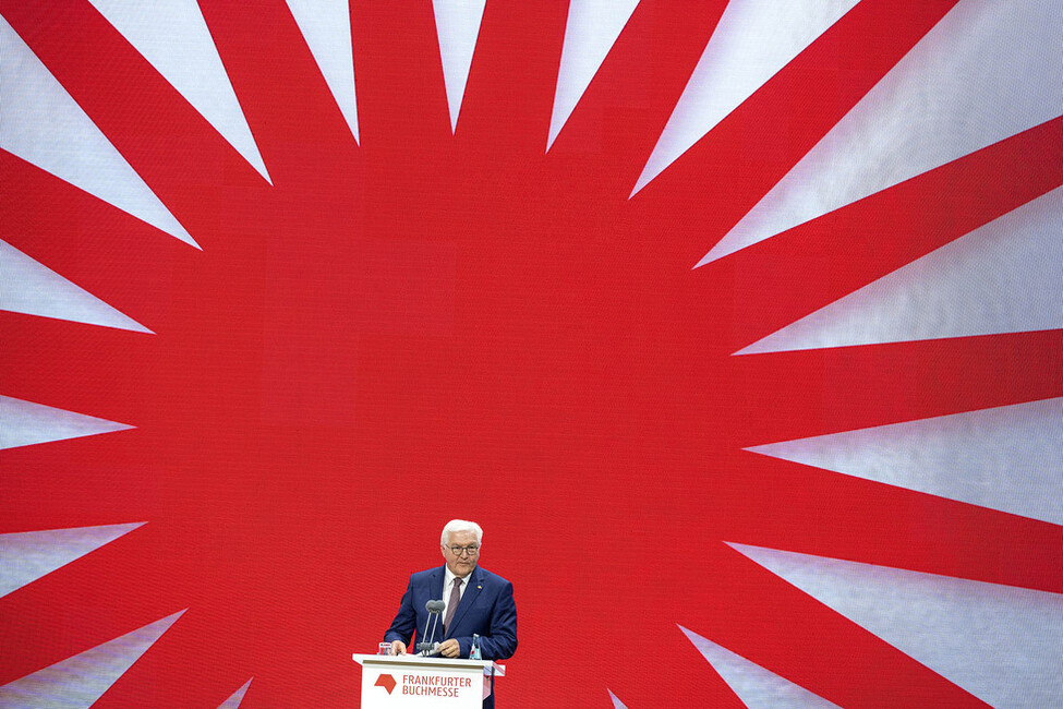 Bundespräsident Frank-Walter Steinmeier hält eine Ansprache zur Eröffnung der Frankfurter Buchmesse im Beisein von König Felipe VI. von Spanien