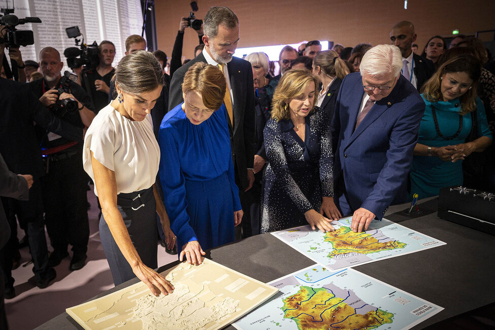 Bundespräsident Frank-Walter Steinmeier und Elke Büdenbender beim Rundgang mit König Felipe VI. und Königin Letizia von Spanien durch den spanischen Gastpavillon auf der Frankfurter Buchmesse