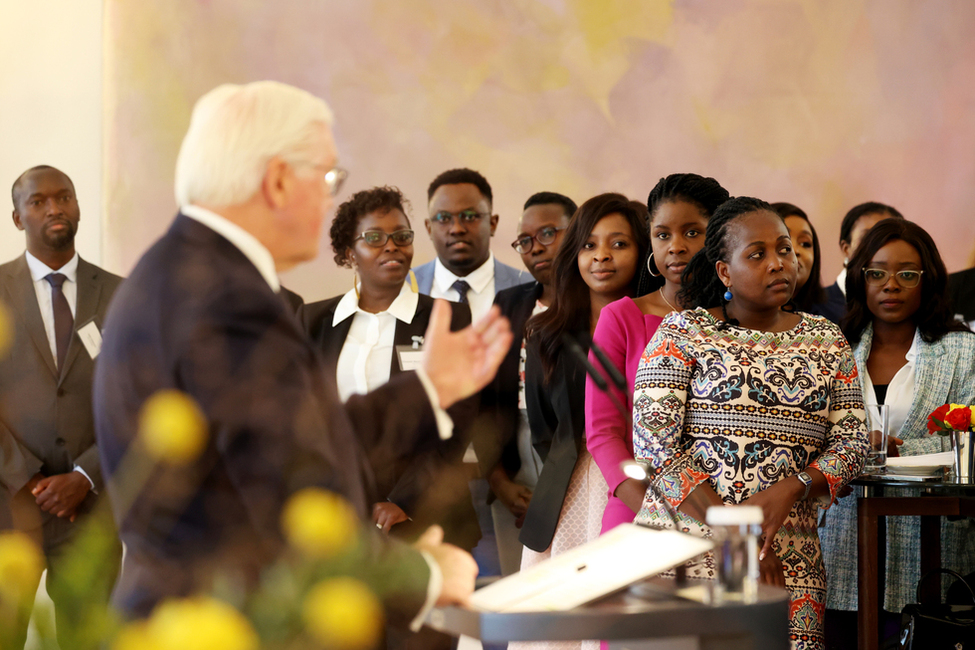 Bundespräsident Frank-Walter Steinmeier hält eine Ansprache beim Empfang der Stipendiatinnen und Stipendiaten von 'Afrika kommt!' im Großen Saal in Schloss Bellevue
