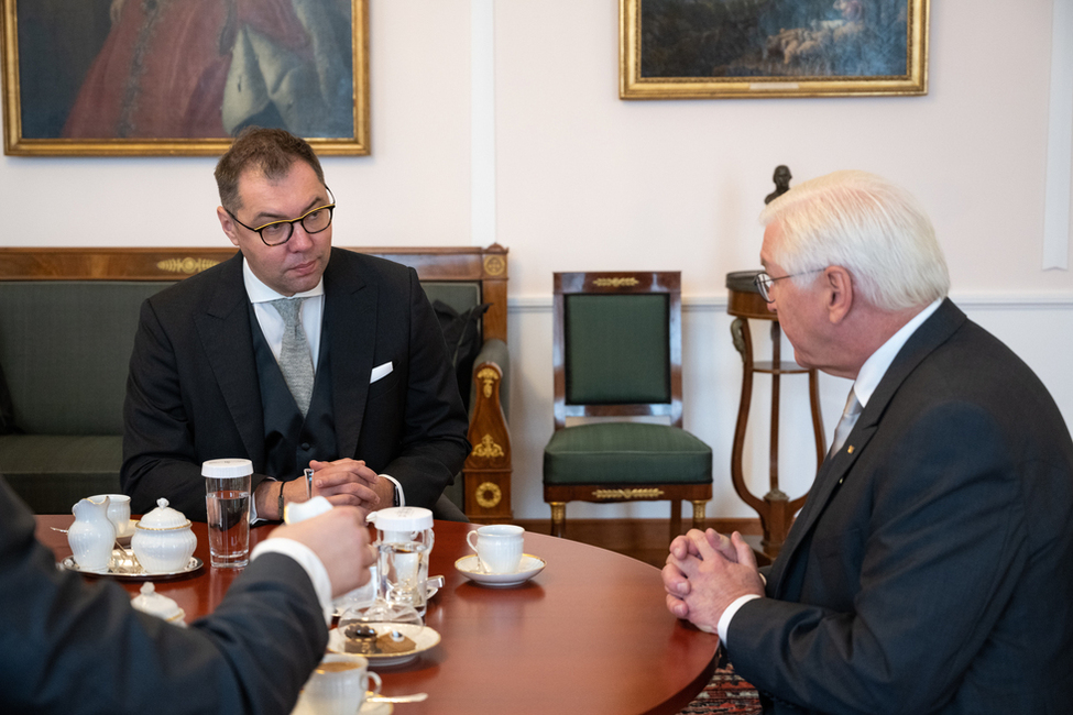 Bundespräsident Frank-Walter Steinmeier im Gespräch mit dem Botschafter der Ukraine, Oleksii Makeiev während der Akkreditierung von Botschafterinnen und Botschaftern in Schloss Bellevue.