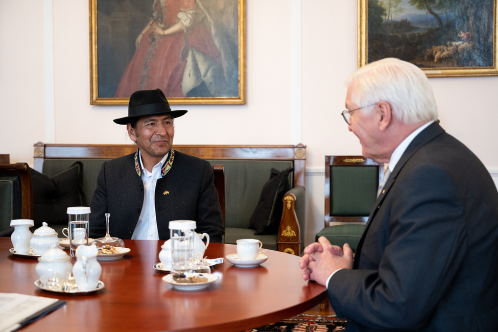 Bundespräsident Frank-Walter Steinmeier im Gespräch mit dem Botschafter des Plurinationalen Staates Bolivien, Wilfredo Bernardo Ticona Cuba während der Akkreditierung von Botschafterinnen und Botschaftern in Schloss Bellevue