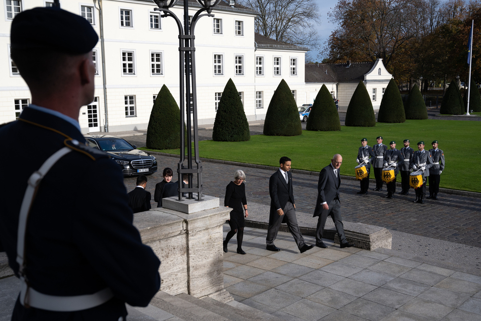 Die designierte Botschafter der Vereinigten Arabischen Emirate, Ahmed Waheeb Maaz Ahmed Alattar wird während der Akkreditierung von Botschafterinnen und Botschaftern am Schlossportal von Schloss Bellevue begrüßt.