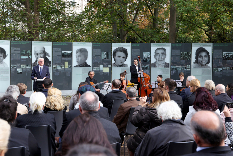 Bundespräsident Frank-Walter Steinmeier hält am Denkmal für die im Nationalsozialismus ermordeten Sinti und Roma Europas in Berlin zum 10. Jahrestag der Übergabe des Denkmals an die Öffentlichkeit eine Rede