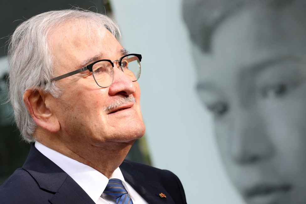 Bundespräsident Frank-Walter Steinmeier hält am Denkmal für die im Nationalsozialismus ermordeten Sinti und Roma Europas in Berlin zum 10. Jahrestag der Übergabe des Denkmals an die Öffentlichkeit eine Rede