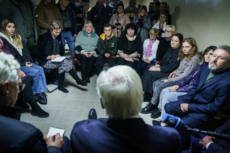 Bundespräsident Frank-Walter Steinmeier im Gespräch mit Einwohnerinnen und Einwohnern von Korjukiwka in einem Luftschutzkeller während seiner Reise in die Ukraine