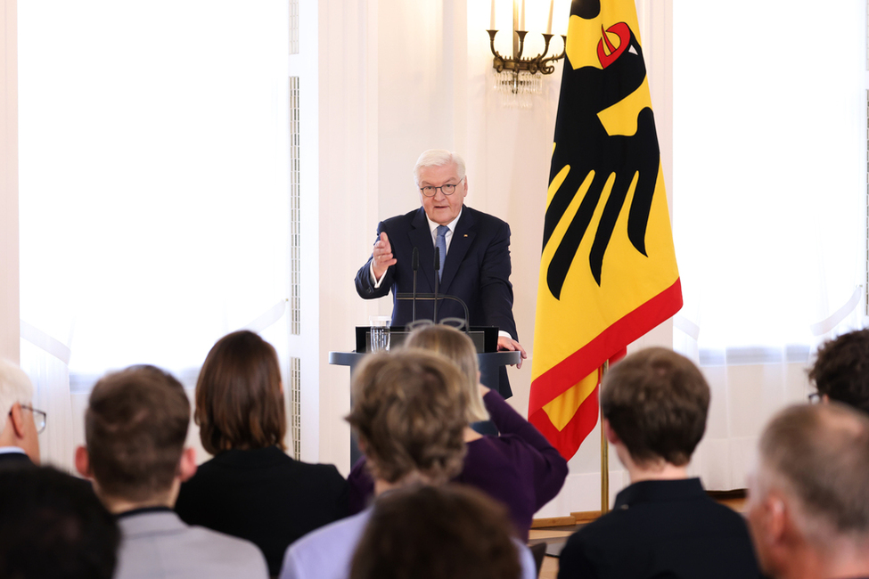 Bundespräsident Frank-Walter Steinmeier hält eine Ansprache bei der Diskussionsveranstaltung 'Wie stärken wir, was uns verbindet?' zur Idee einer sozialen Pflichtzeit im Großen Saal in Schloss Bellevue