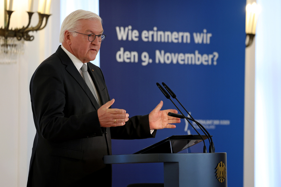 Bundespräsident Frank-Walter Steinmeier bei einer Ansprache zur Eröffnung der Tagung 'Wie erinnern wir den 9. November? Ein Tag zwischen Pogrom und demokratischen Aufbrüchen' im Großen Saal in Schloss Bellevue