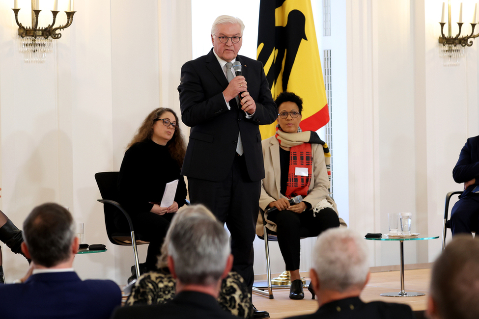 Bundespräsident Steinmeier gedenkt des verstorbenen Werner Schulz und bricht die Tagung 'Wie erinnern wir den 9. November? Ein Tag zwischen Pogrom und demokratischen Aufbrüchen' in Schloss Bellevue ab