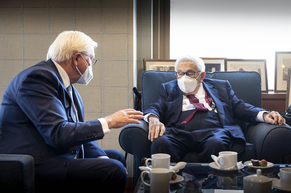 Bundespräsident Frank-Walter Steinmeier im Gespräch mit US-Außenminister a. D., Henry A. Kissinger, in dessen Büro in New York/USA