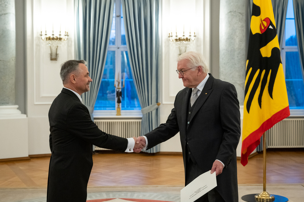 Der Botschafter der Republik Polen, Dariusz Pawłoś, bei der Übergabe seines Beglaubigungsschreibens an Bundespräsident Frank-Walter Steinmeier im Langhanssaal in Schloss Bellevue