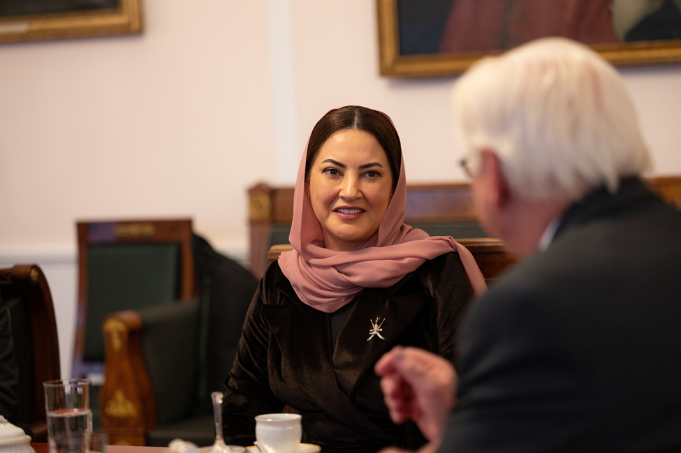 Bundespräsident Frank-Walter Steinmeier im Gespräch mit der Botschafterin des Sultanats Oman, Maitha Saif Majid AL Mahruqi, bei der Akkreditierung von Botschafterinnen und Botschaftern in Schloss Bellevue