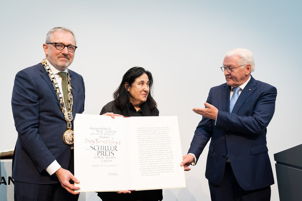 Bundespräsident Frank-Walter Steinmeier bei der Übergabe des Schillerpreises der Stadt Mannheim an Emine Sevgi Özdamar in der Kunsthalle Mannheim