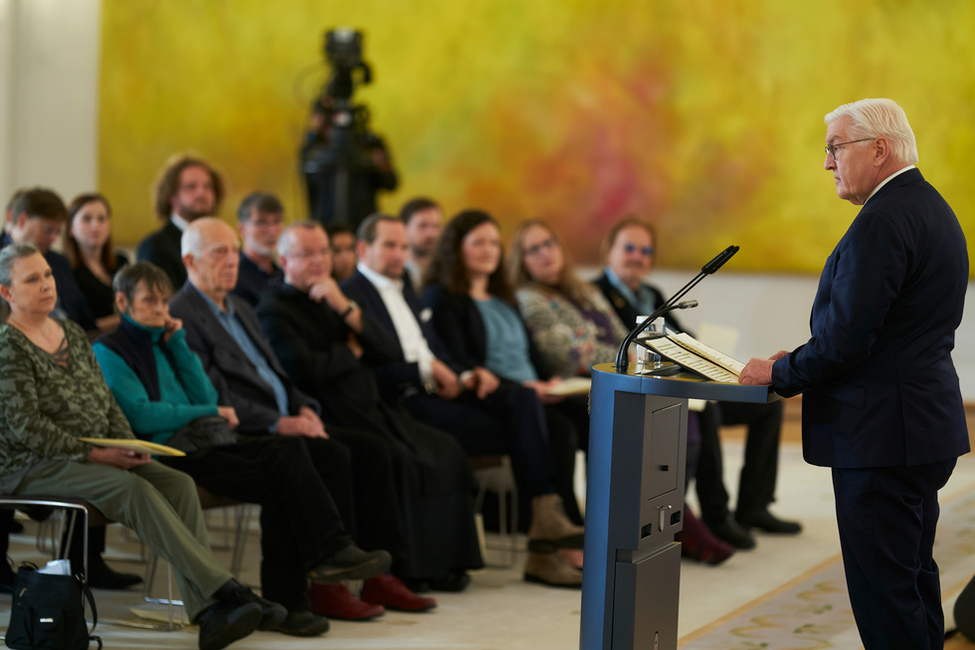 Bundespräsident Frank-Walter Steinmeier bei einer Ansprache zur Verleihung des Verdienstordens der Bundesrepublik Deutschland zum Tag des Ehrenamtes unter dem Motto 'Mitmenschlichkeit leben: Wege aus der Armut schaffen' im Großen Saal in Schloss Bellevue